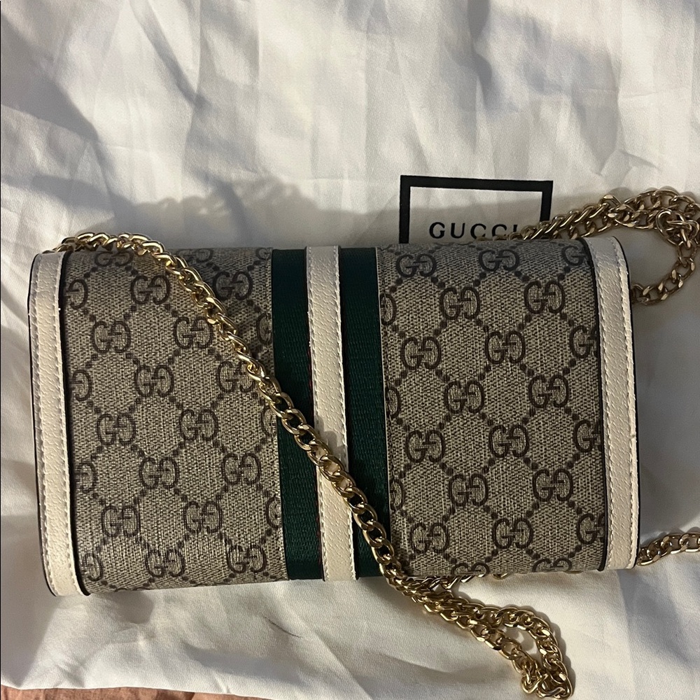 Gucci Beige GG Supreme Crossbody with Green-Red Web and Gold Chain Brand New. - Picture 4 of 16